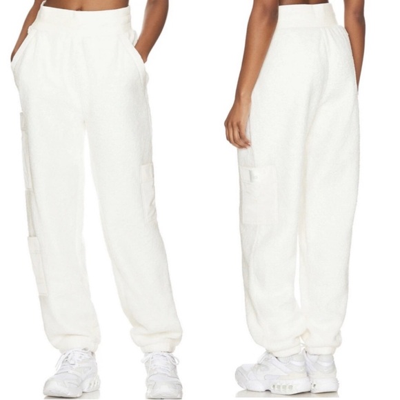 Alo Yoga Micro Sherpa High-Waist Solstice Sweatpant Jogger Sz Medium Ivory White - Picture 1 of 9